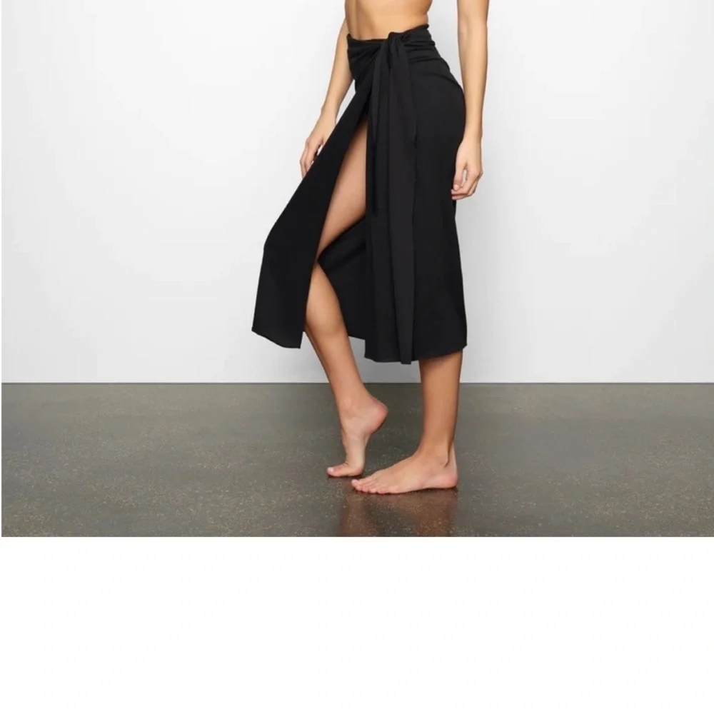 SKIMS this black
